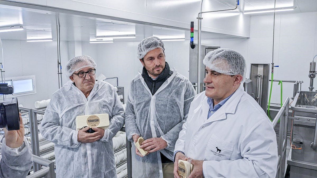 Carmel Mòdol, Daniel Bassas i Lluís Mauri, amb el nou formatge