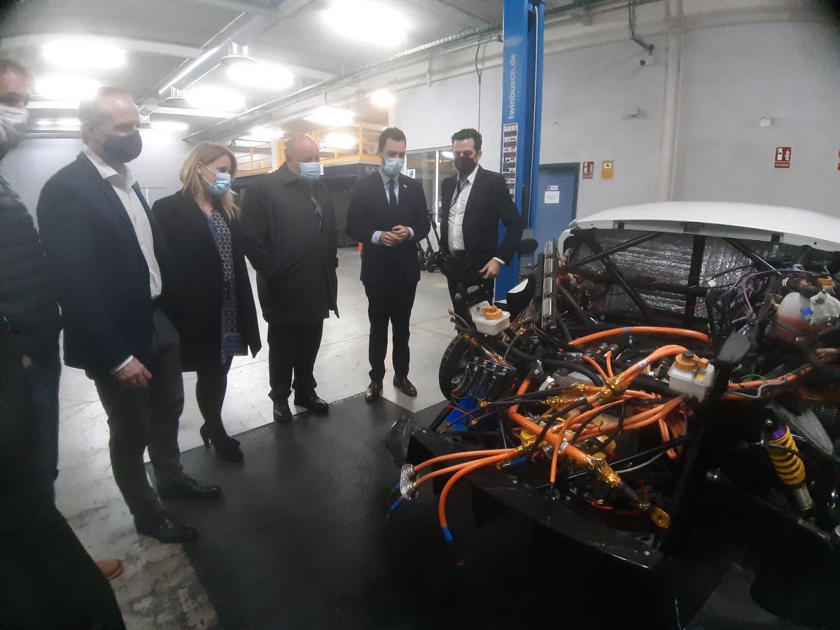 Bernat Carreras, a la dreta, mostra algunes aplicacions de les bateries en un vehicle de mostra a les instal·lacions de l'empresa a Montmeló