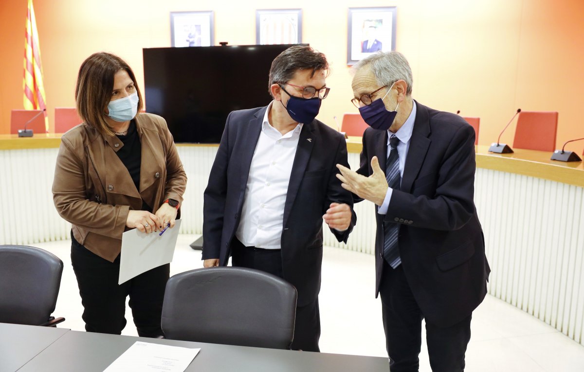 El president de Pimec-Vallès Oriental. Daniel Boil, al centre, conversa amb l'alcalde, Josep Mayoral i la regidora Gemma Giménez