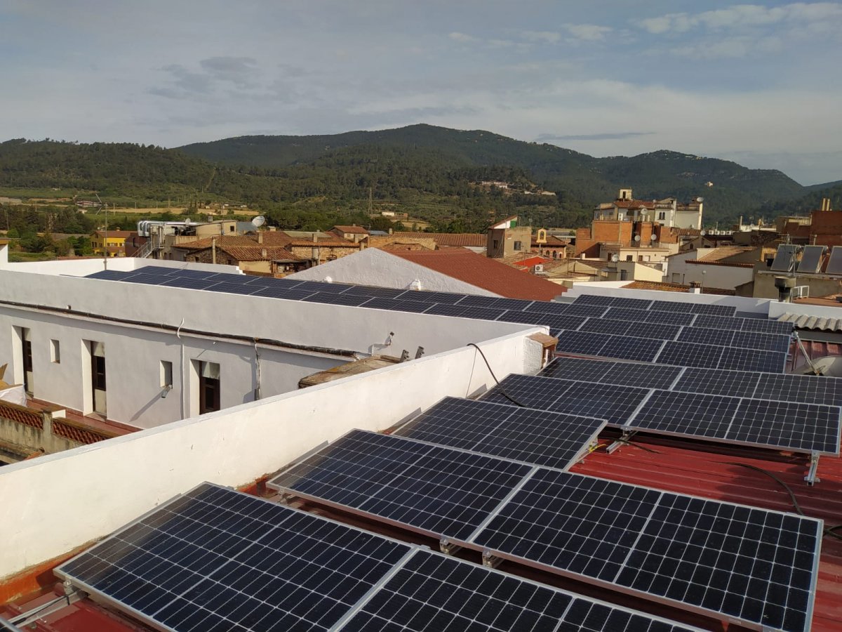 Plaques solars instal·lades en teulades per propiciar la generació energètica