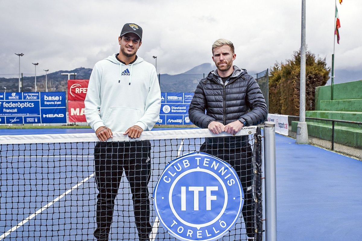 Imanol López, de blanc, al costat de Daniel Cox, poc abans de començar la final