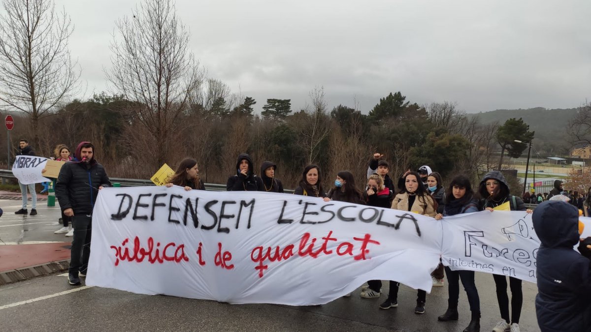 Professors darrera una pancarta aquest matí prop de l'institut Baix Montseny, de Sant Celoni
