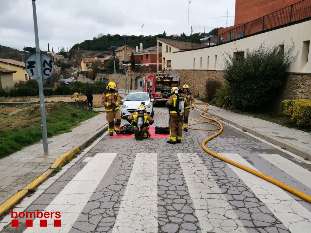 Els bombers treballant a la casa de Castellterçol