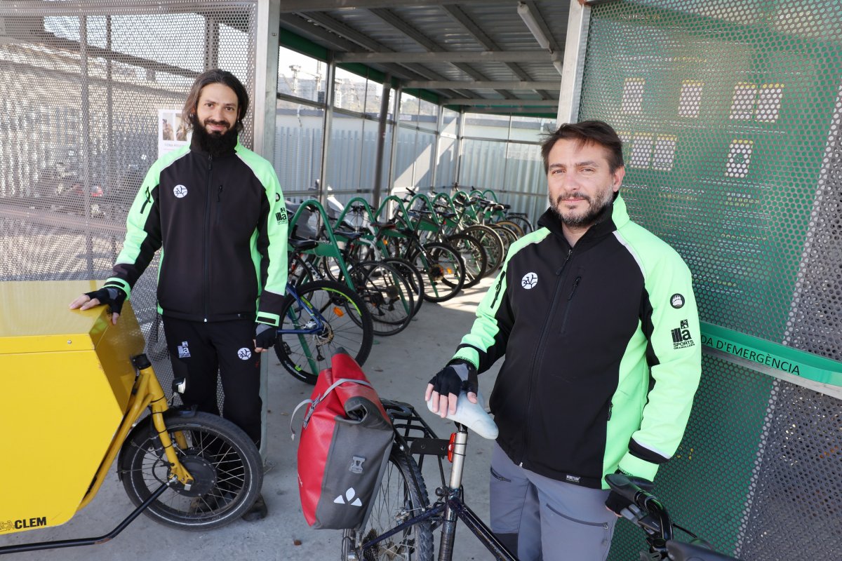 Ramadaas Vázquez i Benjamí Aguilar a l'aparcament segur per a bicicletes de l'estació de Granollers Centre