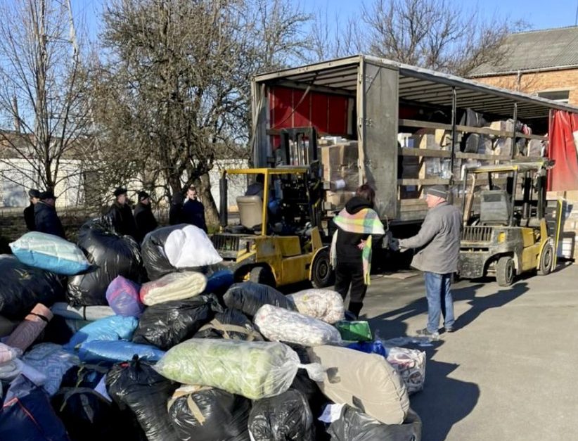 Descàrrega del camió que es va enviar des del Ripollès a Polònia amb productes de primera necessitat