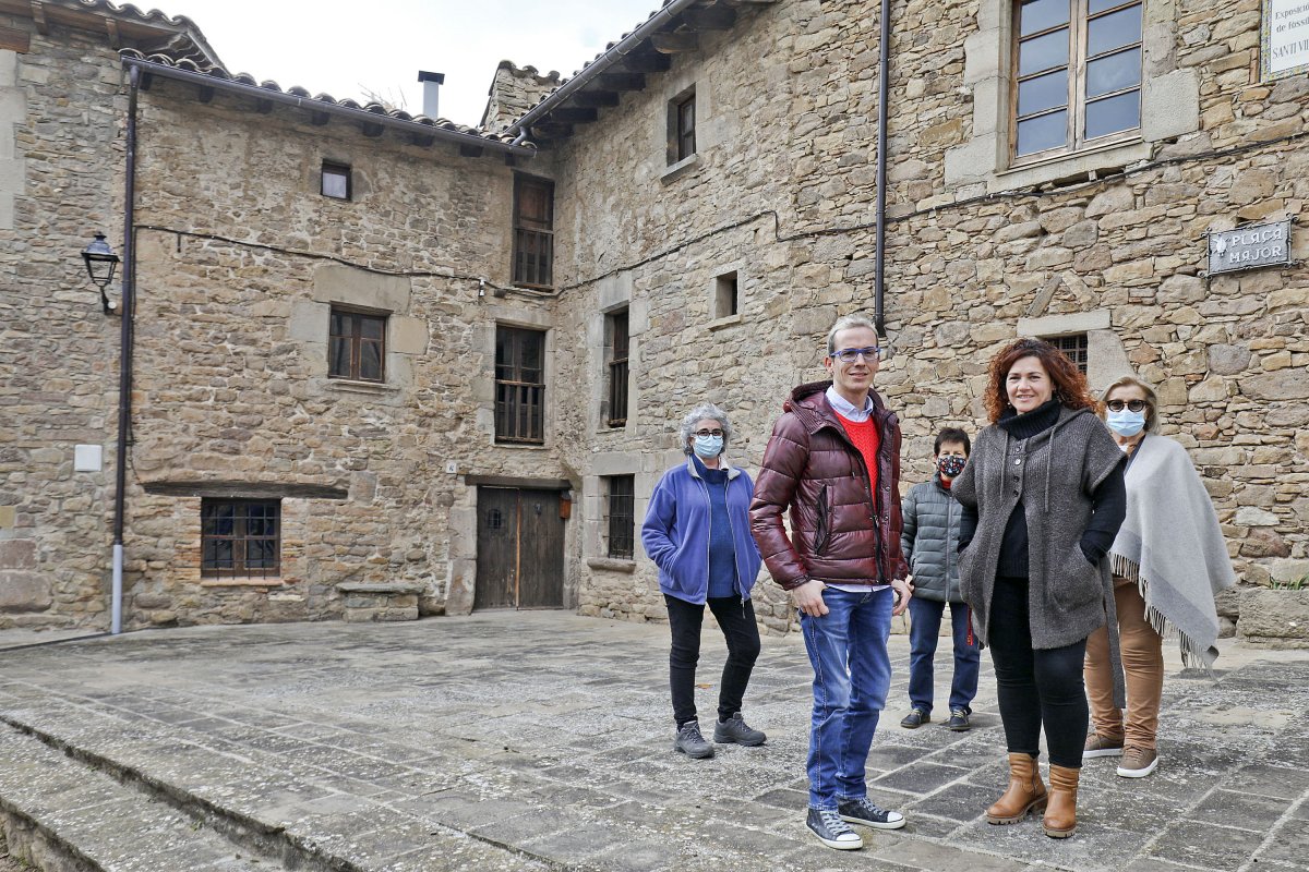 L'alcalde, Marc Parés, i la regidora de Benestar Social, Montse Moreno, amb algunes de les voluntàries, dimecres a la tarda a la casa rehabilitada