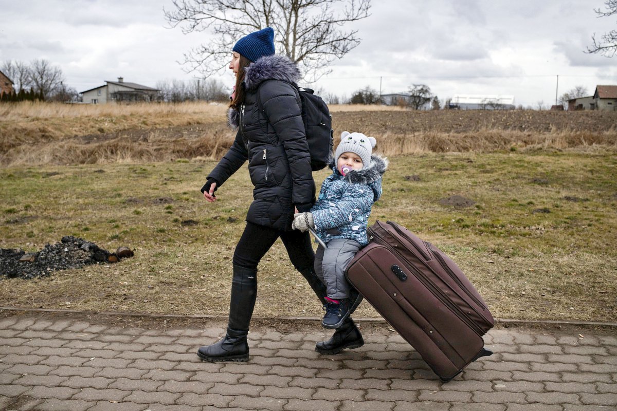 Una mare i el seu fill, a la frontera entre Polònia i Ucraïna
