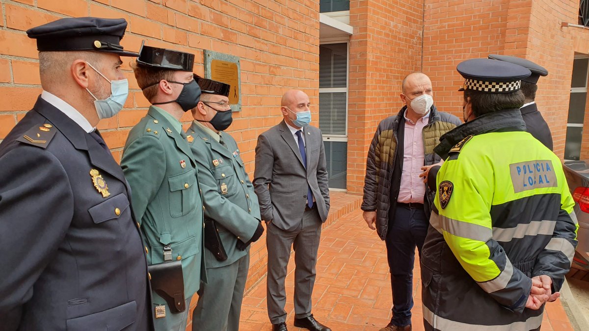 El sotsdelegat i l'alcalde durant la visita a la caserna de la Guàrdia Civil