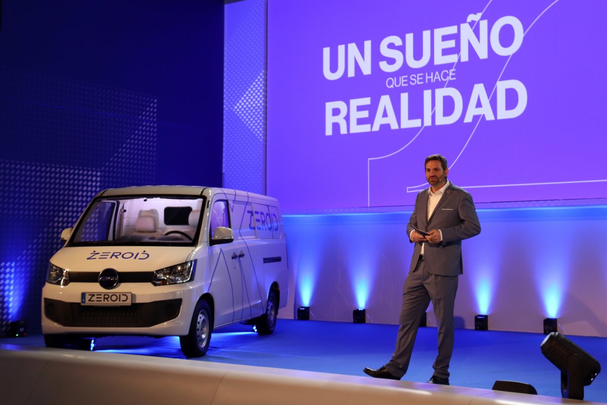 El director executiu de QEV Joan Orús, en la presentació de la flota de furgonetes de la marca de l'empresa de Montmeló