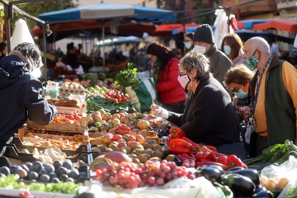 Parades de fruita al mercat de la Garriga en una imatge d'arxiu