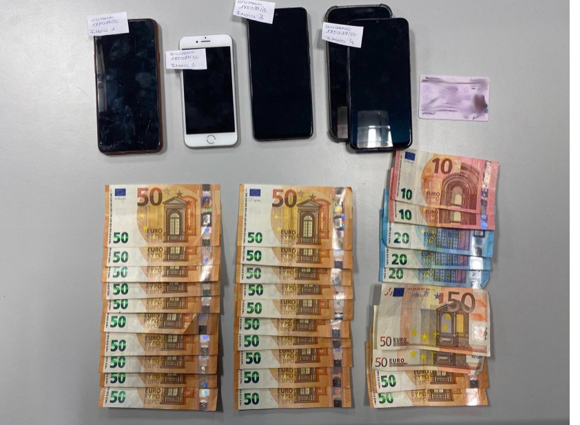 Els mòbils i els diners que portaven al damunt els dos arrestats