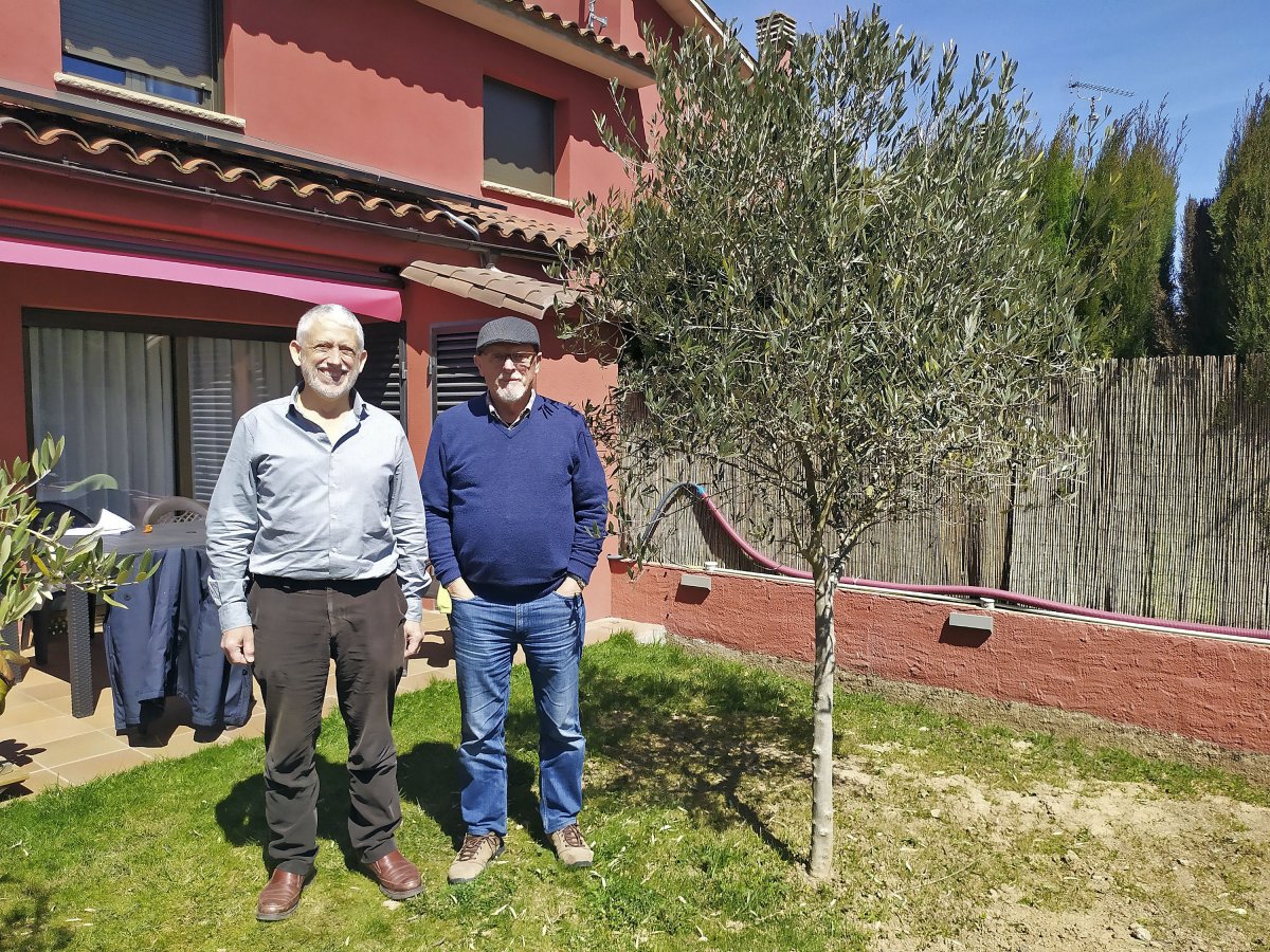 Eusebi Calonge i Joaquín Jiménez, al pati de casa de Jiménez, a l’Estany