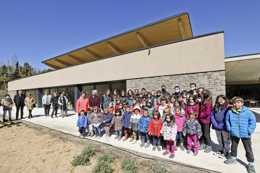 Alumnes i mestres de l'escola de Muntanyola, aquest divendres al migdia durant la inauguració del nou edifici amb el president de la Generalitat, Pere Aragonès
