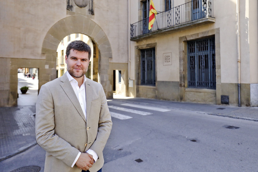 Paré davant del portal de Centelles