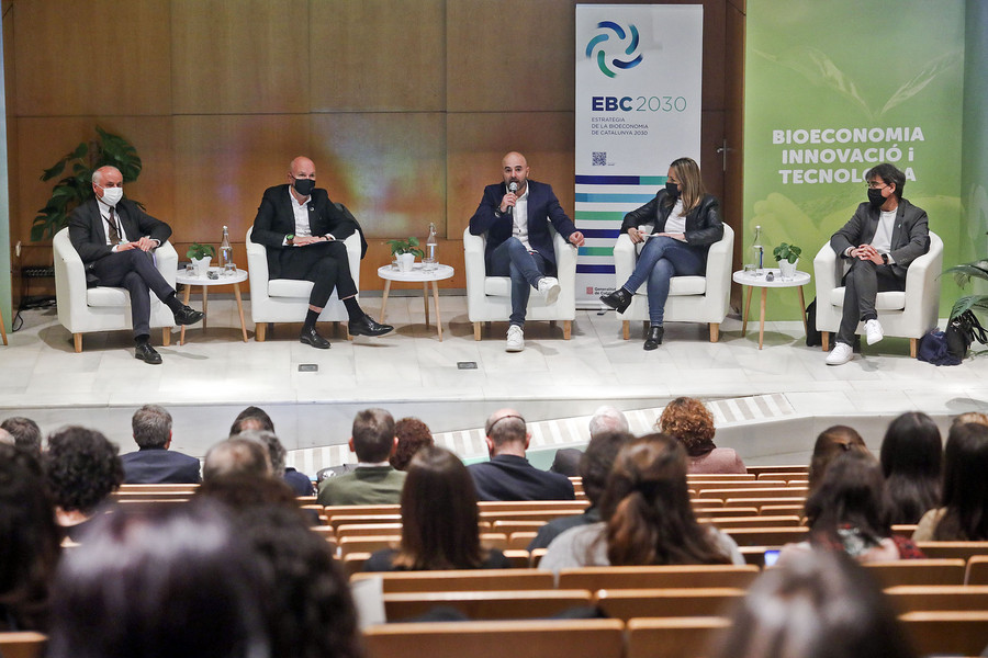 Titi Roca (al mig), regidor de Fires i Mercats de Vic, intervenint en la inauguració del congrés