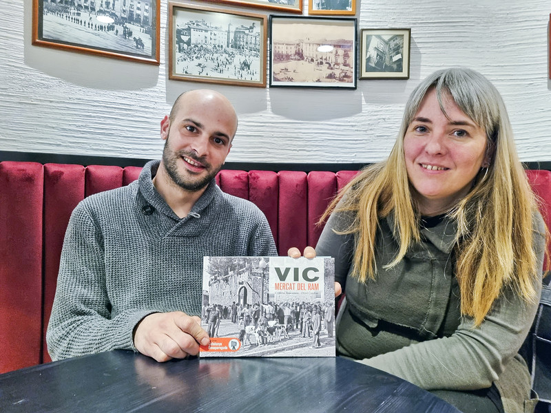 Oriol Casellas i Cristina Masramon, amb un exemplar del llibre, des de l'històric bar L'Snack