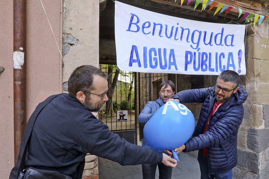 Membres de la Plataforma Volem l’Aigua Neta, Clara i Nostra en l'acte que van fer a la plaça Vella de Torelló, dimecres