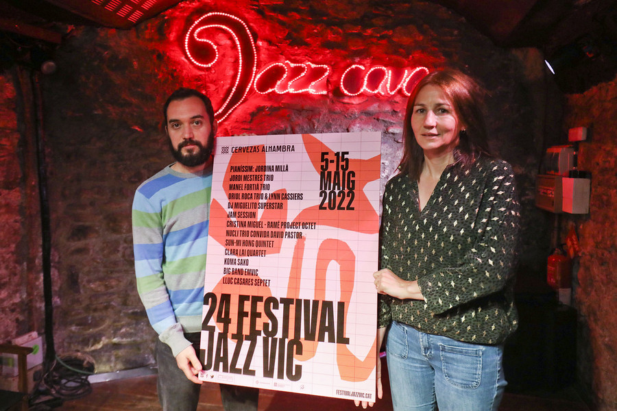 Jordi Casadesús i Bet Piella, amb el cartell del 24è Festival de Jazz de Vic, dimarts a la Jazz Cava