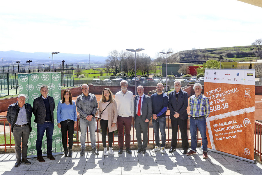 Representants del CT Vic, de la Fundació Nacho Juncosa i de les federacions de tennis tant catalana com espanyola, fa quinze dies, al Club Tennis Vic