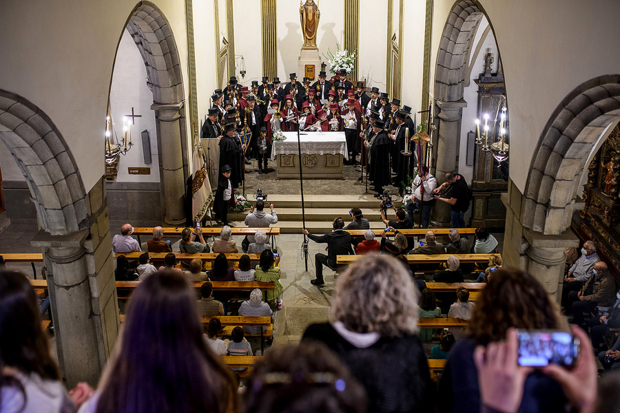 Un moment de la interpretació del cant dels Goigs dins l'església, diumenge passat al migdia