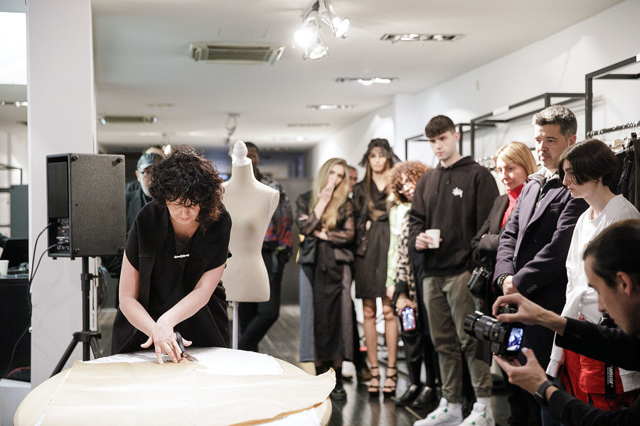La dissenyadora Zhannaona, en la demostració que va fer dissabte a la Fashion Gallery d'Anònims, a Vic