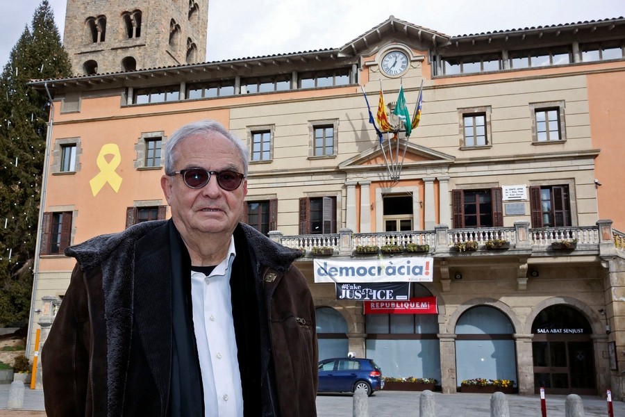 Pere Jordi Piella, davant de l'ajuntament de Ripoll, en una imatge d'arxiu
