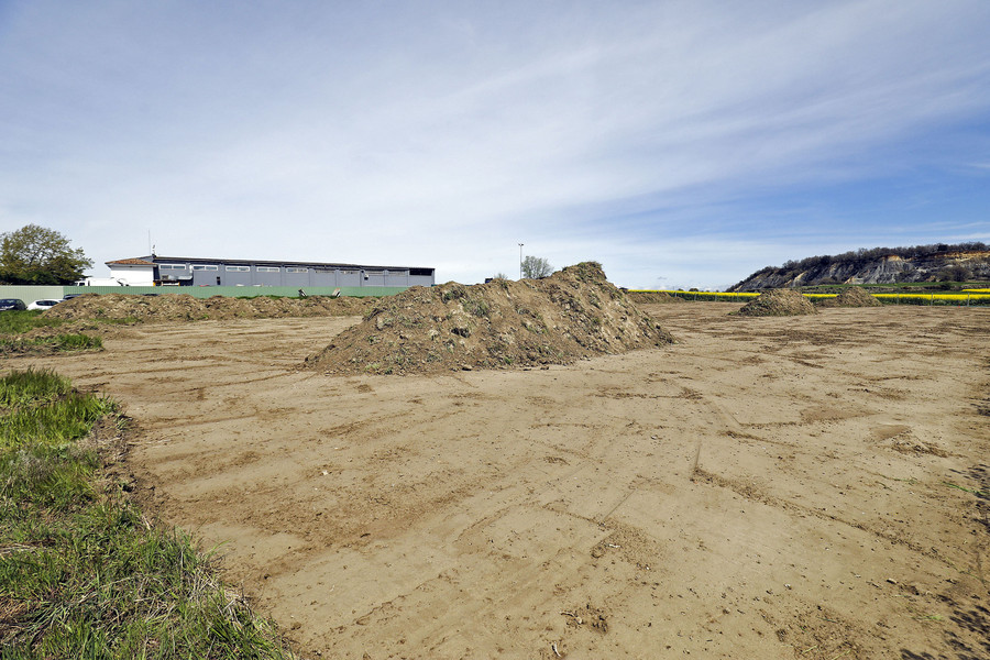 La construcció de la nova planta de compostatge i, al fons, les instal·lacions de la Mancomunitat La Plana