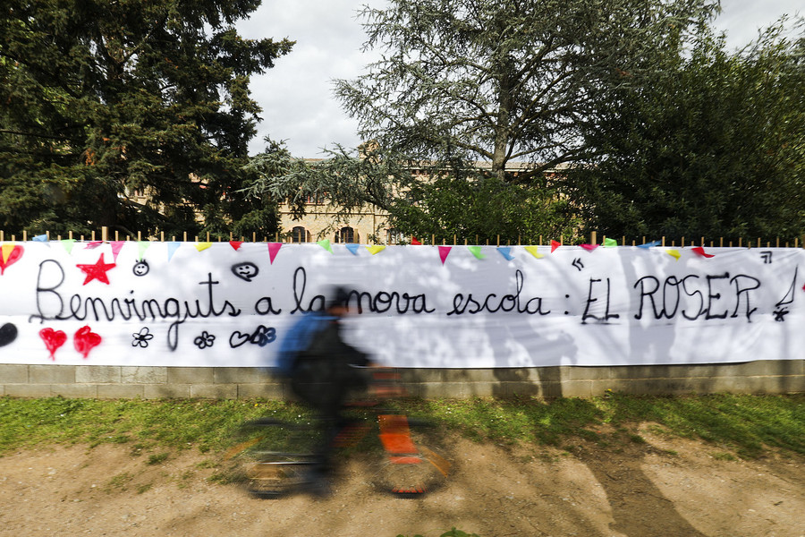 Una de les pancartes que hi ha a El Roser. Aquesta setmana les han canviat per celebrar que l'escola continuarà oberta