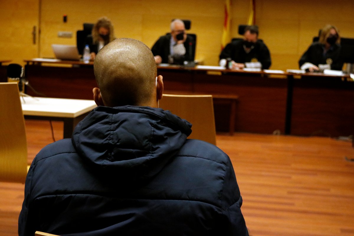 L'acusat, d'esquena, durant el judici d'aquest dijous a Girona