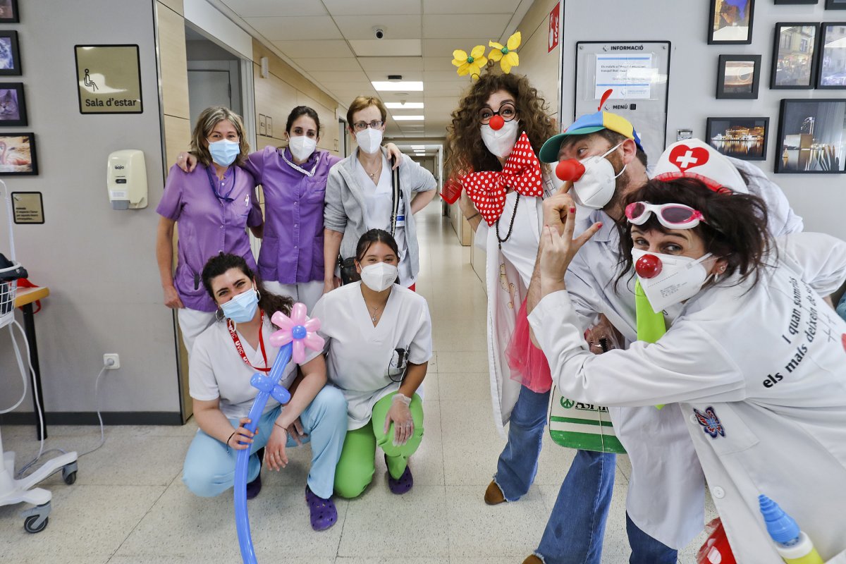 Parranda Clowns, en primer terme, amb personal de l'Hospital Universitari de la Santa Creu, aquesta setmana