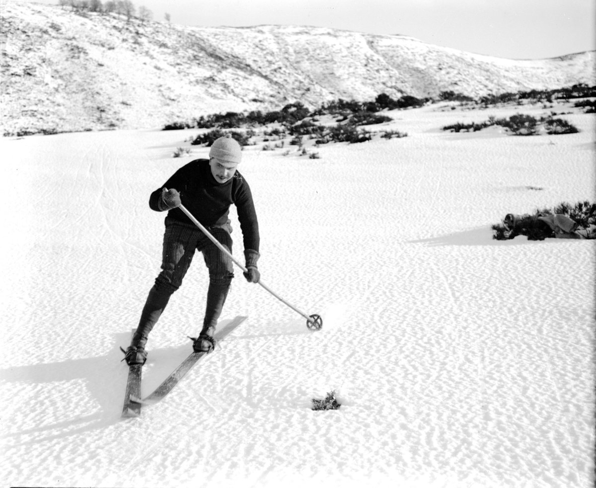 Un home practicant esports d'hivern a la zona del Matagalls
