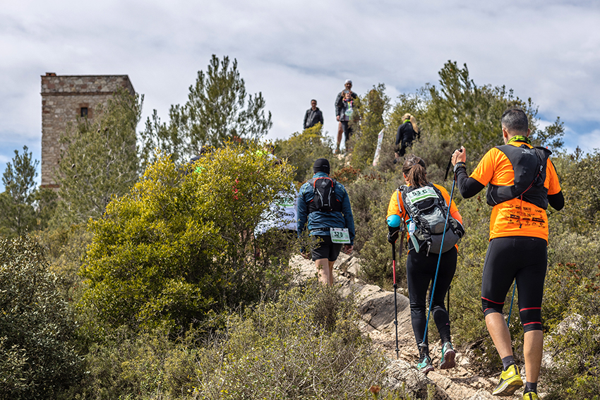Un equip participant a l'OnCodines Trail arriba al final de la costa de Puiggraciós