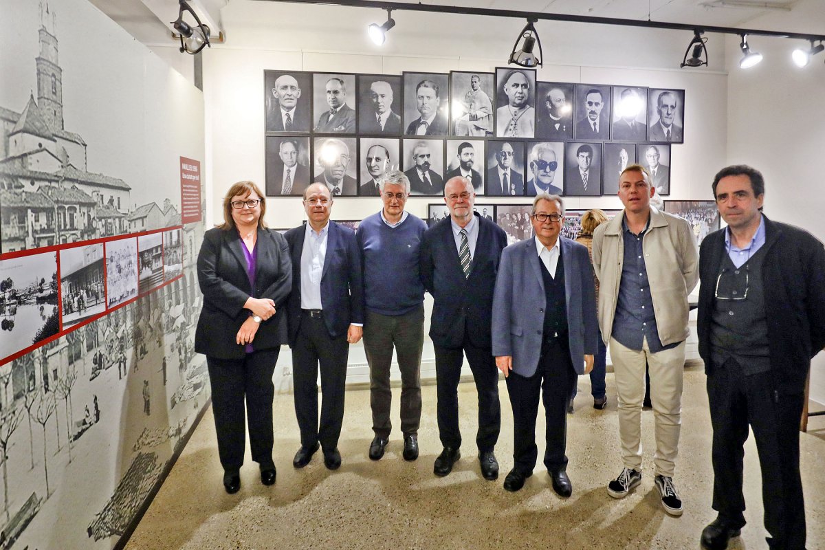 Pilar Abril (moderadora), Jaume Ribera, Jordi Espona, Antoni Castells, Miquel Torrents, Àlex Garrido i Antoni Garrido, divendres, a l'exposició dels 125 anys del naixement de Caixa Manlleu