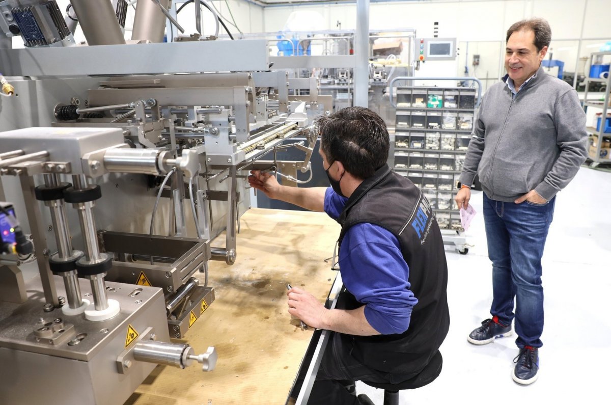 José Luis Montpart, director general de Flexpack, supervisa un dels treballs en maquinària a la nova planta de Llinars