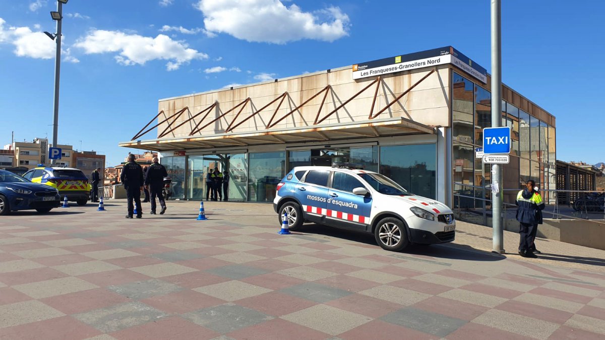 Desplegament policial entorn a l'estació de Bellavista divendres a la tarda