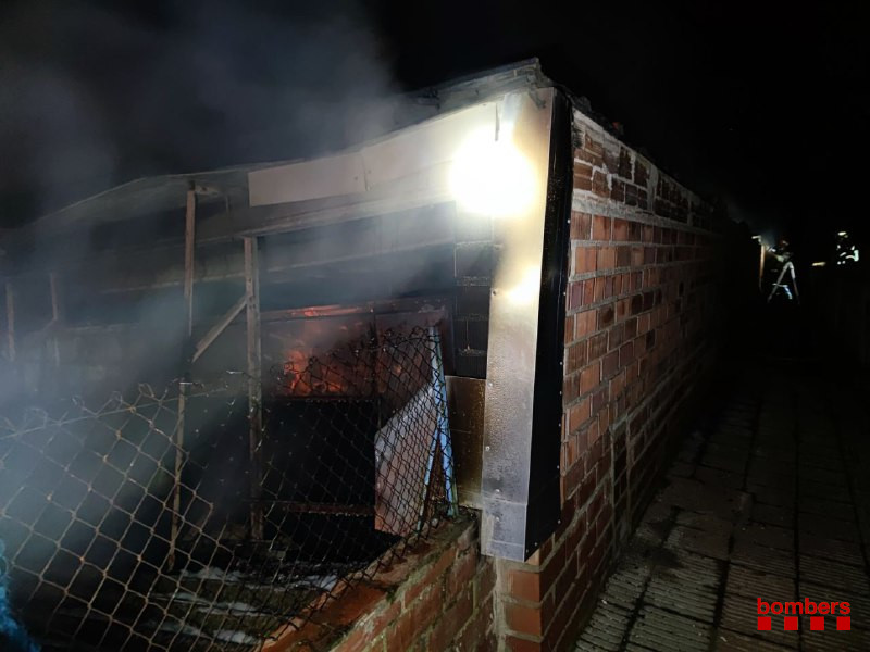 Imatge de l'incendi d'aquesta nit a Sant Feliu