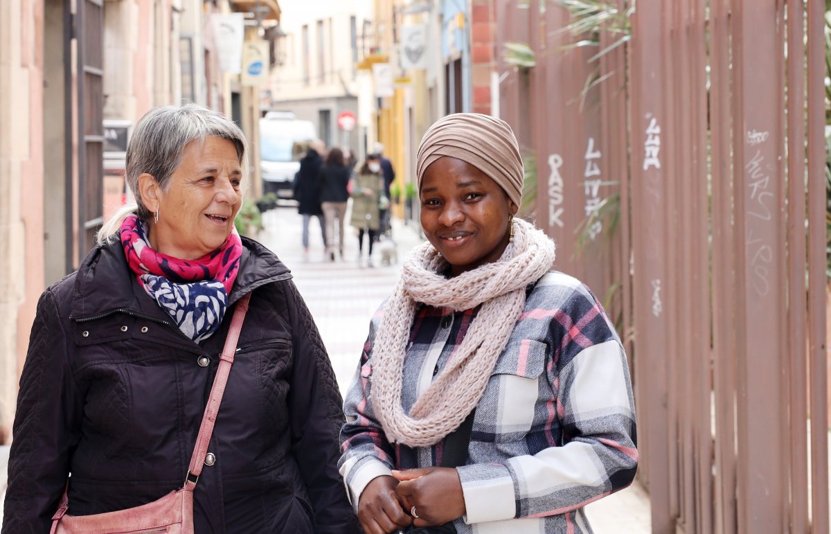 Rosa Viñallonga i Fatou Diaby en un carrer de Granollers