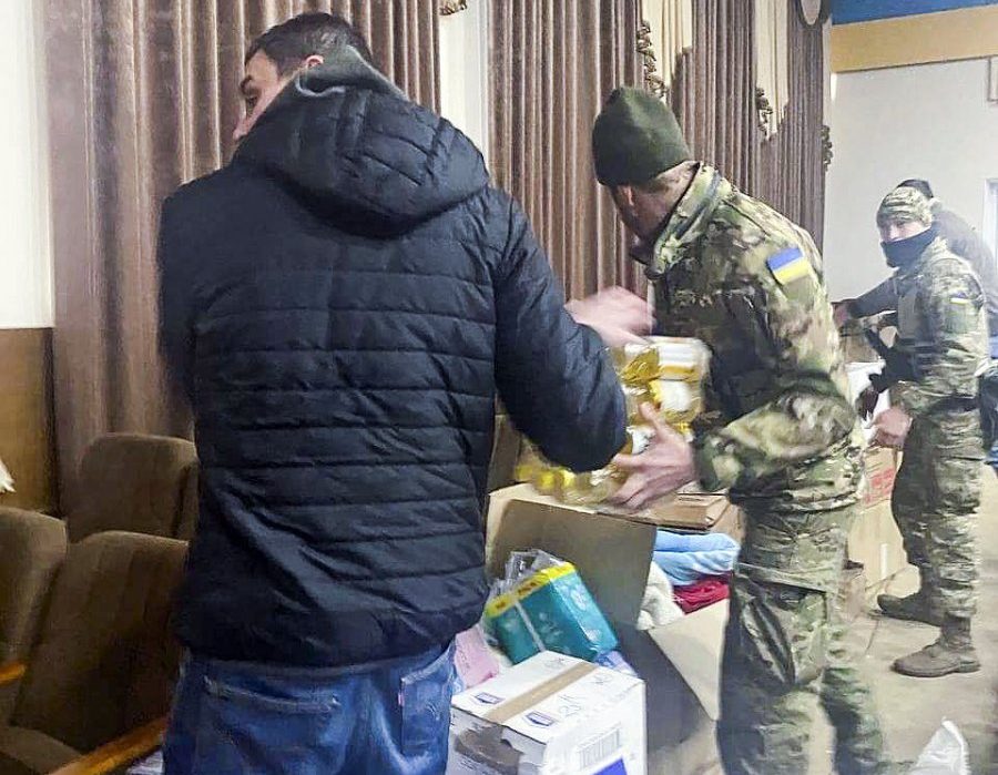 Voluntaris ucraïnesos classificant el material que han rebut