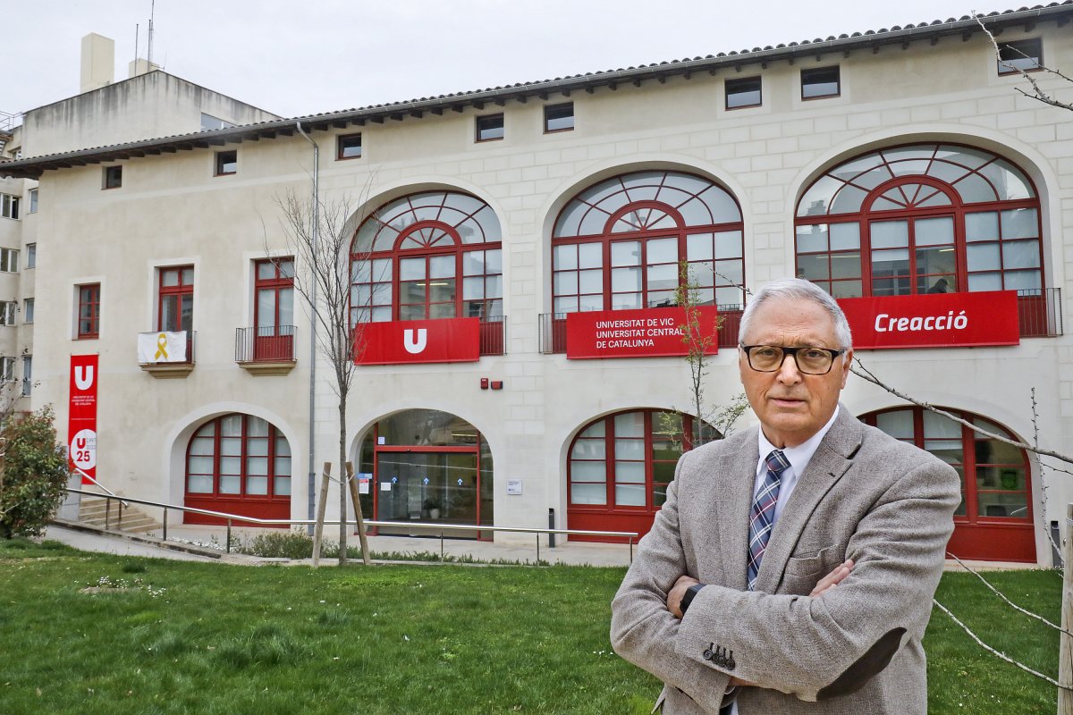 Joan Turró davant de la Casa Convalescència, seu de la Fundació Universitàri Balmes (FUB) i del rectorat de la UVic-UCC