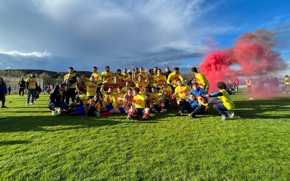 La plantilla del Tona celebrant l'ascens