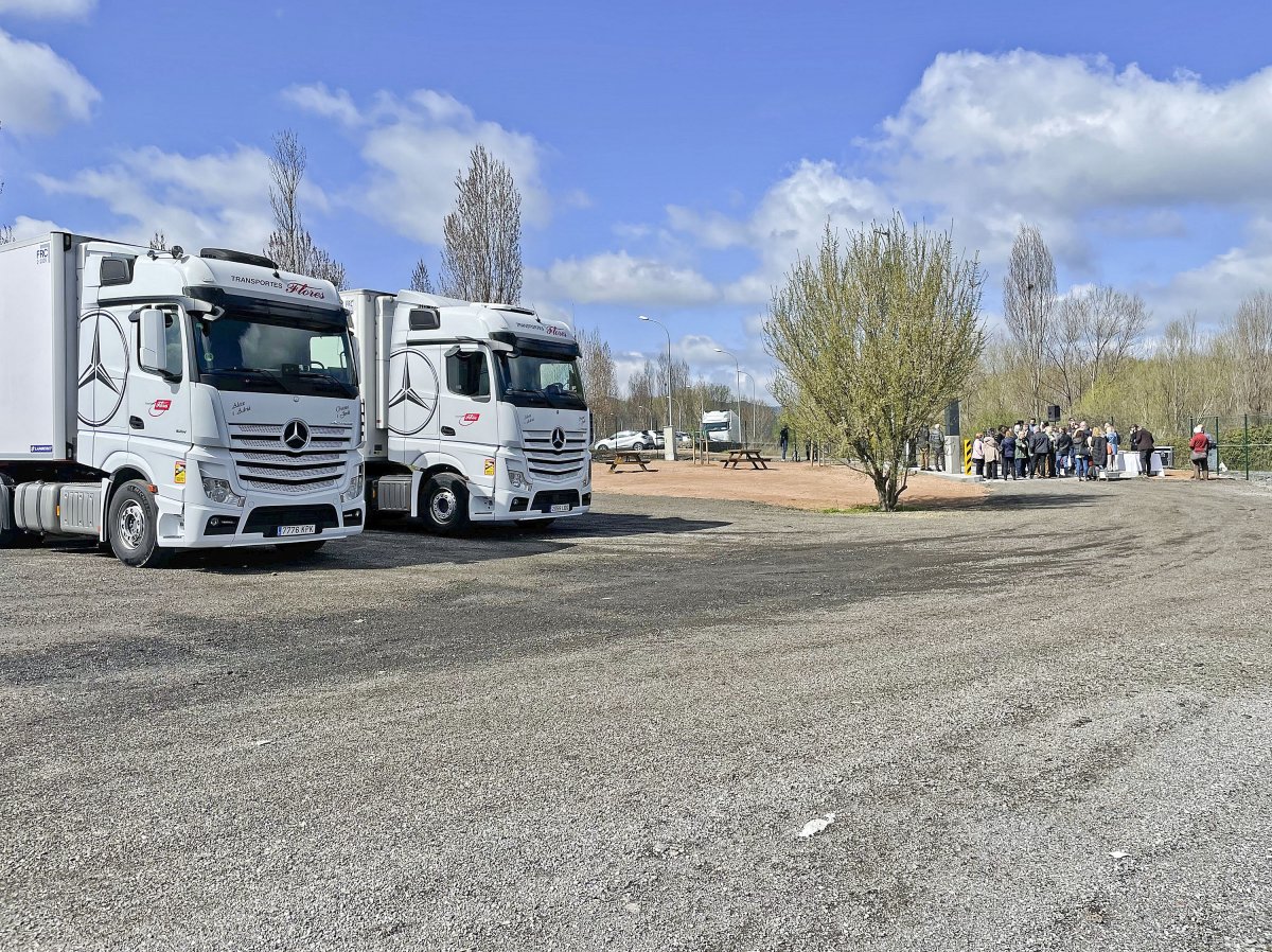 Dos camions aparcats a l'entrada del nou aparcament