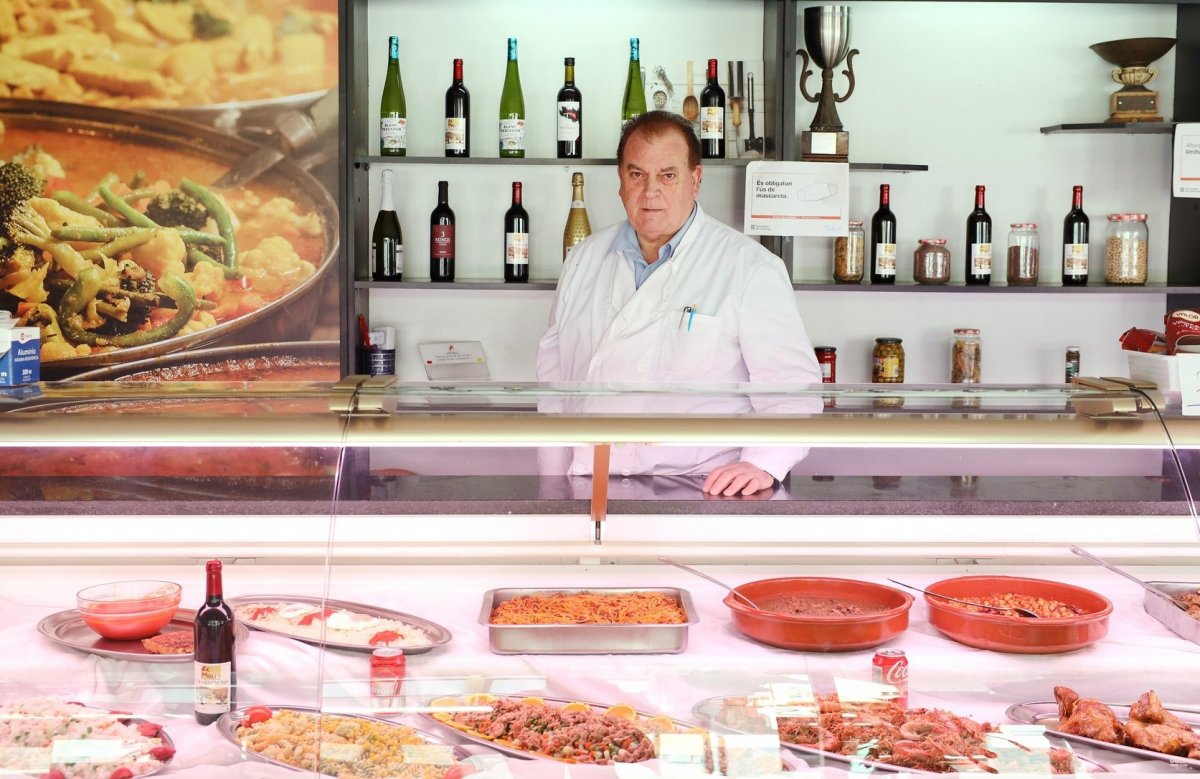 Ferran Cirera amb plats a punt per servir a la botiga del carrer Molí de la Sal