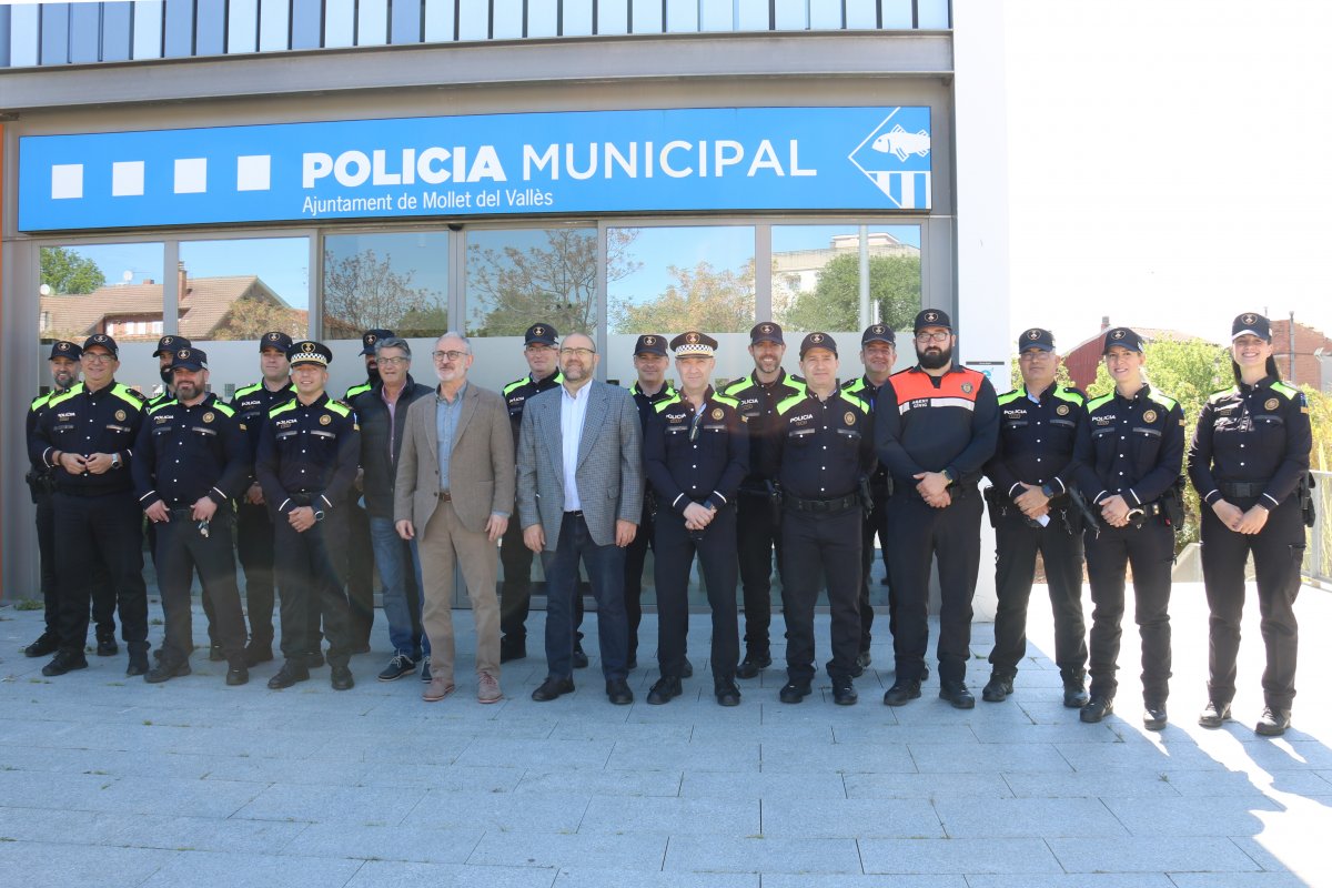 L'equip de la policia de proximitat amb l'alcalde i altres representants municipals