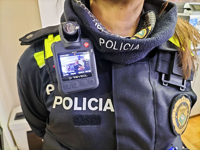 La càmera situada a l'uniforme d'un policia local de Ripoll