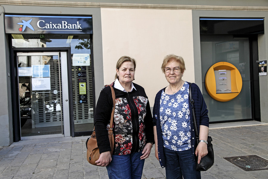 Maria Estany Esperó i Núria Esperó, a la sucursal de CaixaBank a Moià, aquest dissabte