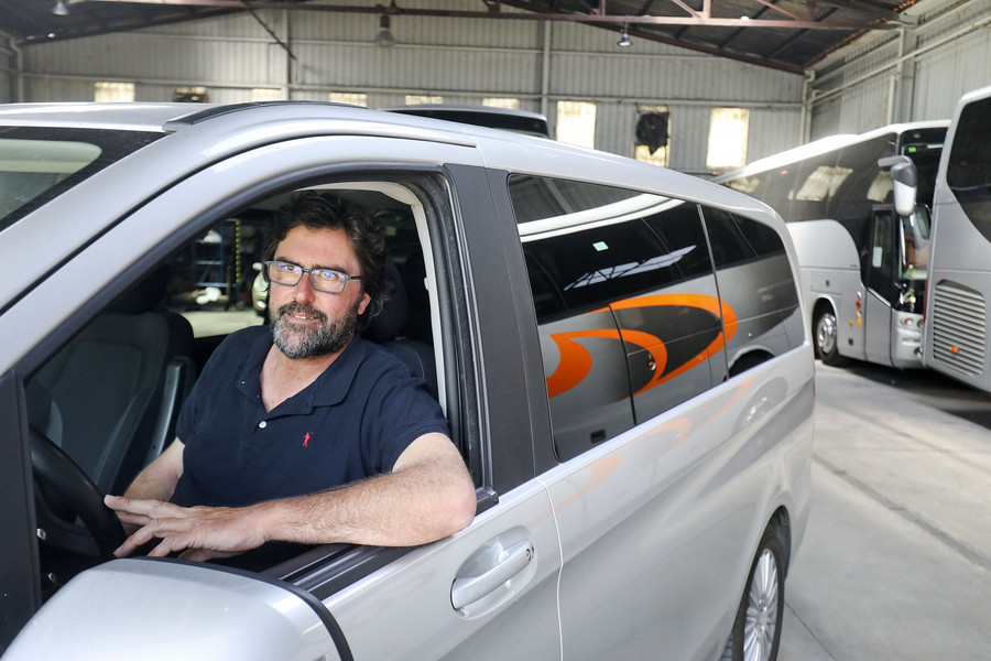 Narcís Coll, amb un dels seus vehicles. L'empresa la va iniciar el seu pare i hi treballen tots dos germans