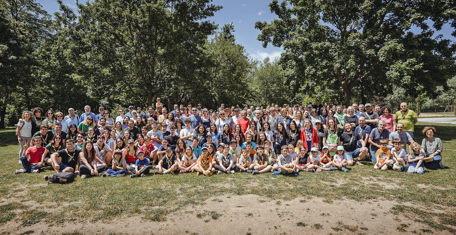 Foto de família dels participants al dinar del 75è aniversari dels escoltes de Torelló, diumenge al migdia a la zona esportiva