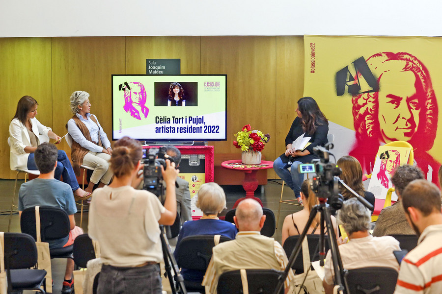 La presentació del cicle divendres a L'Atlàntida. D'esquerra a dreta, Bet Piella, Anna Maria Carbonell i Montse Catllà, amb Cèlia Tort des de la pantalla
