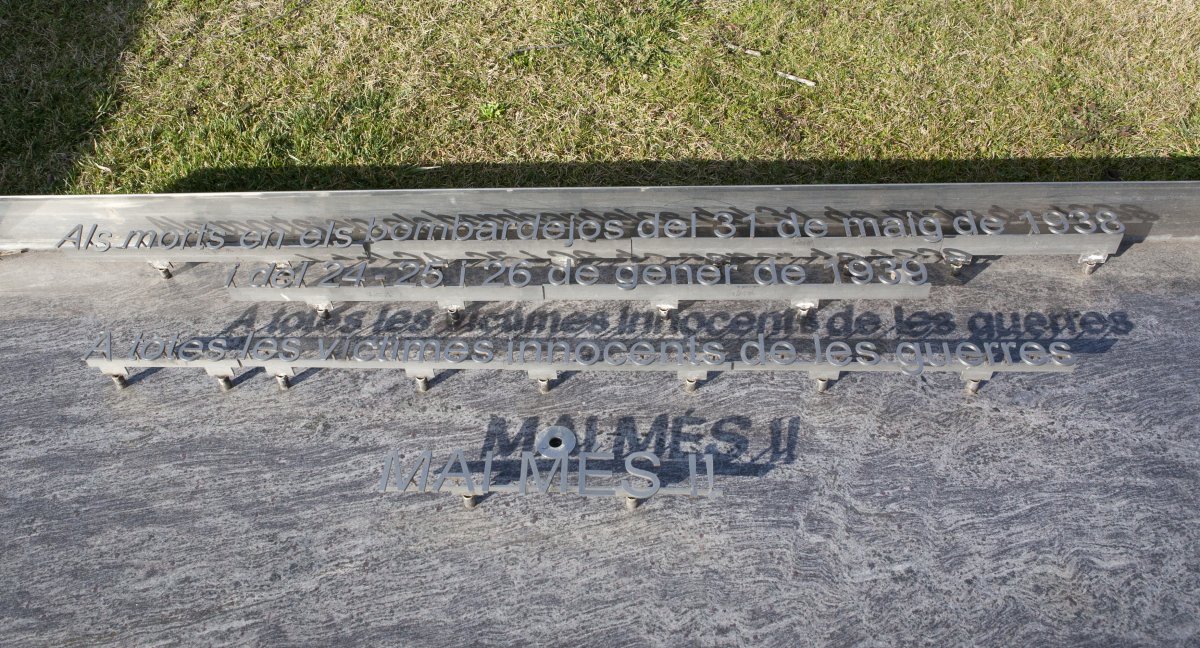 El monument que recorda les víctimes del bombardeig al cementiri de Granollers