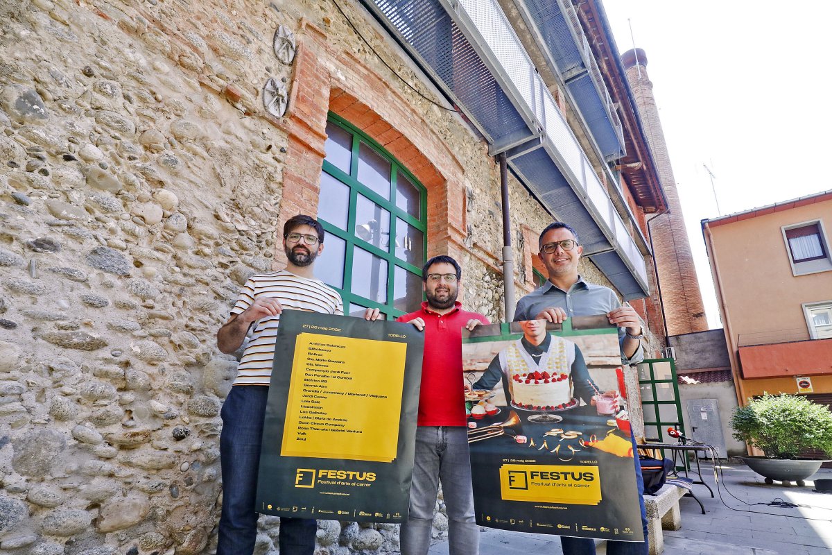 D'esquerra a dreta, Blai Marginedas, Xavier Lozano i Marçal Ortuño amb el cartell del Festus d'enguany